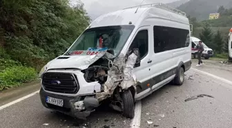 Tirebolu'da Minibüs Çarpışması: 10 Fındık İşçisi Yaralandı