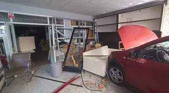 Giresun'da Kontrolden Çıkan Otomobil İş Yerine Girdi
