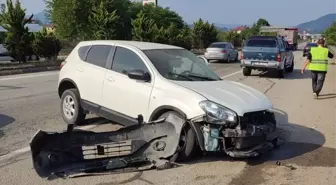 Giresun'da Minibüs ve Otomobil Çarpıştı: 13 Yaralı