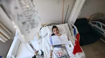 Düzce Gençlik Merkezi Gönüllüleri, Hastanedeki Çocuklara Karne Dağıttı