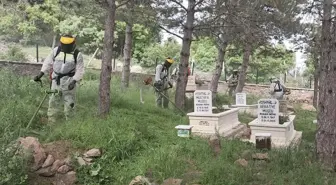 Güdül'de Mezarlıklar Bayram İçin Temizlendi