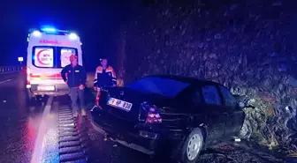 Gümüşhane'de İstinad Duvarına Çarpan Otomobilde 3 Kişi Yaralandı