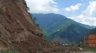 Gümüşhane'de Heyelan Ulaşımı Aksattı