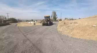 Güroymak'ta Yol Yapım Çalışmaları Devam Ediyor