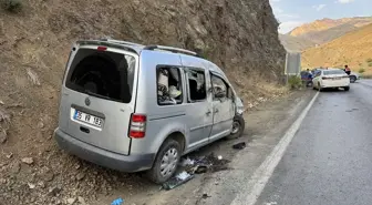 Hakkari'de Hafif Ticari Araç Devrildi: 5 Yaralı