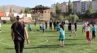 Hakkari'de Geleneksel Çocuk Oyunları ve Spor Şenliği Düzenlendi