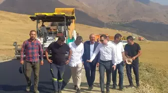 Hakkari'de Köy Yolları Sıcak Asfaltla Kaplanıyor
