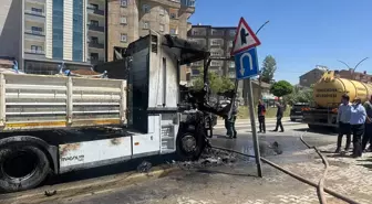 Yüksekova'da Tır Yangını Korkuttu