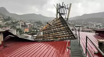 Hakkari'de Şiddetli Rüzgar Çatıya Zarar Verdi