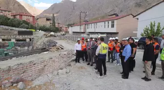 Hakkari'de Sismik İzolatörlü Kadın Doğum ve Çocuk Hastanesi İnşaatı İncelendi