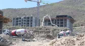 Hatay'da Afet Konutları ve Ticaret Merkezi İnşası Devam Ediyor
