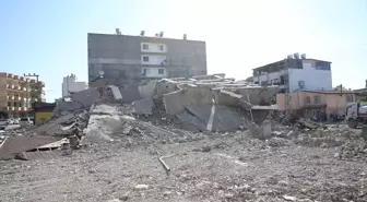 Hatay'da Yıkım Sırasında Operatör Yaralandı