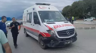 Hatay'da Ambulans ile Otomobil Çarpıştı, Yaralı Yok