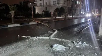 Dörtyol'da Çekici Aydınlatma Direğine Çarptı