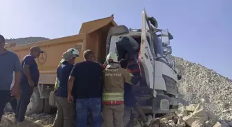 İskenderun'da Hafriyat Kamyonu Devrildi: Sürücü Yaralı
