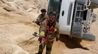 Hatay'da Kamyon Devrildi: Sürücü Yaralandı