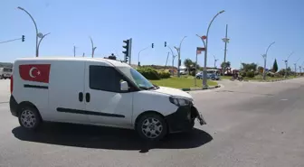 Hatay'da Otomobil ile Hafif Ticari Araç Çarpıştı: 2 Yaralı