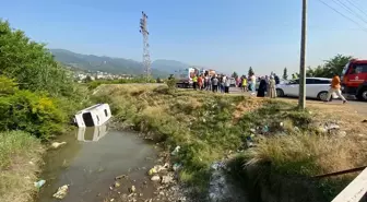 Dörtyol'da Minibüs Otomobile Çarptı, 4 Yaralı