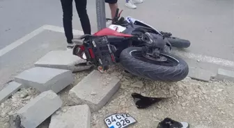 Samandağ'da Motosiklet ve Otomobil Çarpıştı: Sürücü Yaralandı