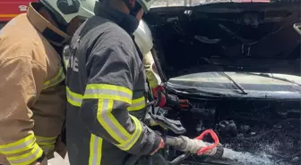 Antakya'da Park Halindeki Otomobilde Yangın Çıktı