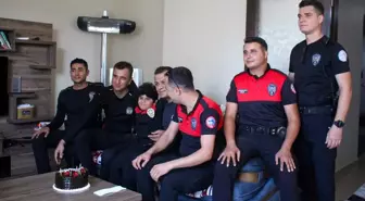 Polis Ekiplerinden Kas Hastası Çocuğa Sürpriz Doğum Günü Kutlaması