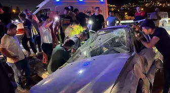 Hatay'da Refüje Çarpan Otomobilde 4 Yaralı