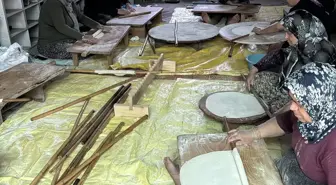 Dörtyol'da Kadınlar Depremzede Cami İçin Ekmek Pişiriyor