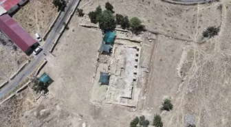 Hava sıcaklığının 45 dereceyi bulduğu Güneydoğu'da tarihin izini sürüyorlar