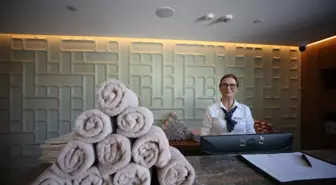 Hayallerinden vazgeçmeyen kadın, 67 yaşında 5 yıldızlı otelde üniversiteli stajyer oldu