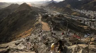 Hacı Adayları Hira Mağarası'nda Duygusal Anlar Yaşadı