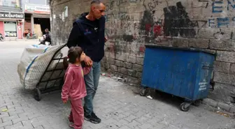 Engelli Baba ve Kızı: Hayata Birlikte Tutunuyorlar