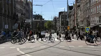 Hollandalıların yarısından fazlası ulaşım için pedal çeviriyor