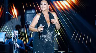 Hülya Avşar'dan sahnede Hakan Altun sürprizi