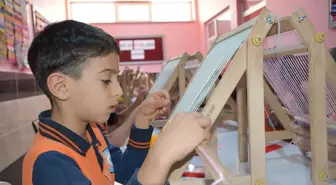 Batman'da Öğrenciler Kilim Dokuma Atölyesi ile Geleneksel Sanatı Öğreniyor