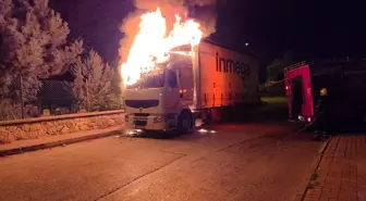 Bursa'da Park Halindeki Kamyon Alev Alev Yandı