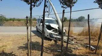 Bursa'da Hafif Ticari Araç Aydınlatma Direğine Çarptı: 1 Yaralı