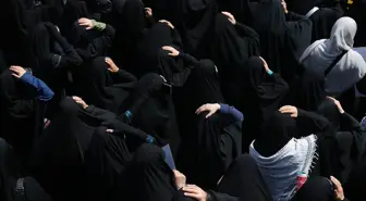 İranlılar İsrail'in Saldırılarına Karşı Yürüyüş Düzenledi