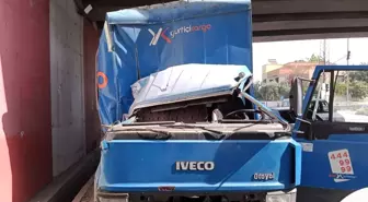 Hatay'da Kargo Kamyonu ile İşçi Servisi Çarpıştı: Sürücü Yaralandı