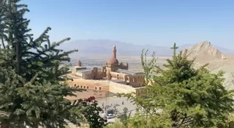 İshak Paşa Sarayı'nda Yaz Döneminde Yoğun Turist Akını