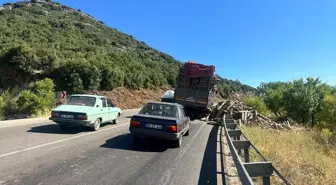 Eğirdir’de Lastiği Patlayan Kamyon Trafiği Aksattı