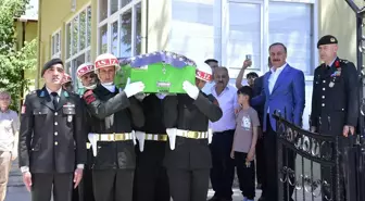 Isparta'da şehit annesinin vasiyetini yerine getiren askerler tabutunu taşıdı