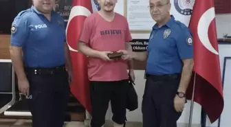 Isparta'da vatandaşın bulup polise teslim ettiği cüzdan sahibine ulaştırıldı