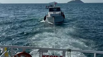 İstanbul Boğazı'nda Sürüklenen Tekne Kurtarıldı