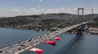 İstanbul Boğazı'ndaki köprülere Türk bayrağı asıldı