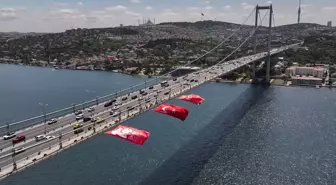 İstanbul Boğazı'ndaki köprülere Türk bayrağı asıldı