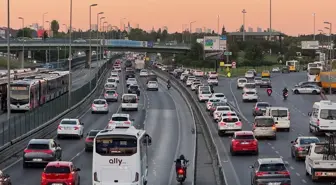 İstanbul'da akşam saatlerinde trafik yoğunluğu yaşanıyor