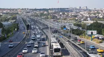 İstanbul'da haftanın dördüncü iş gününde trafik yoğunluğu yaşanıyor
