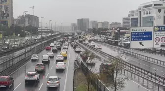 İstanbul'da Yağış ve Kazalar Trafiği Felç Etti
