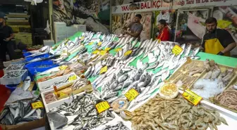 İstanbul'da Balık Tezgahları Av Yasağının Sonunda Canlandı