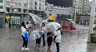İstanbul'da Aniden Bastıran Sağanak Yağış Hayatı Olumsuz Etkiledi